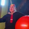 Carlos Villagrán reaparece como Kiko y desata críticas sobre su edad