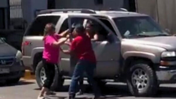 Mujeres se enfrentan a golpes en el cruce de Santa Fe mientras maridos observan sin intervenir