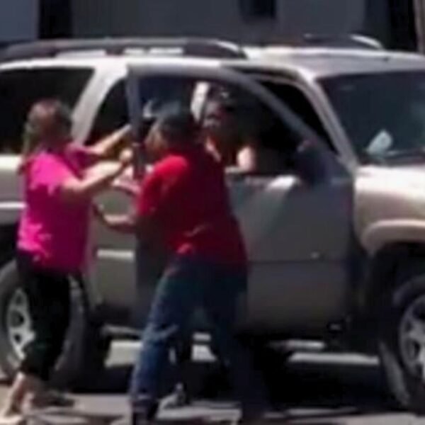 Mujeres se enfrentan a golpes en el cruce de Santa Fe mientras maridos observan sin intervenir
