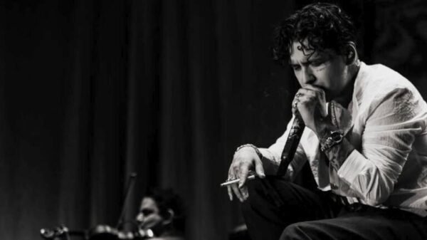 Nodal canta “Quédate” en aparente estado de ebriedad y fans lo relacionan con Cazzu