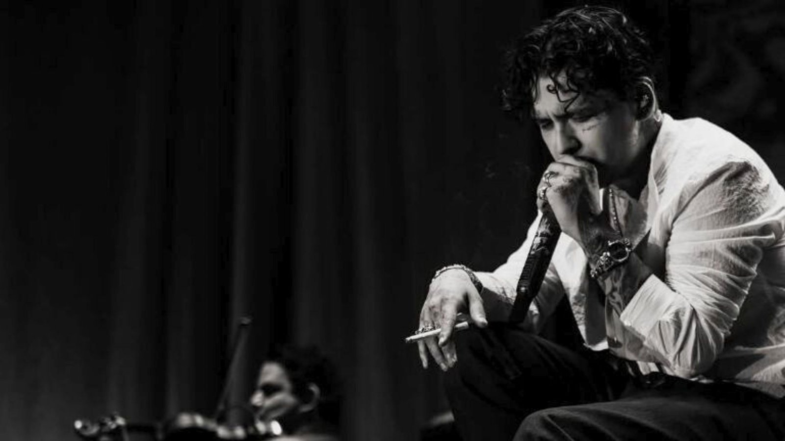 Nodal canta “Quédate” en aparente estado de ebriedad y fans lo relacionan con Cazzu