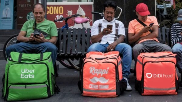 Así afecta la nueva reforma laboral a repartidores y conductores de plataformas digitales