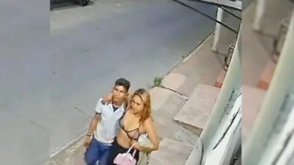 Así ayudó una mujer a su novio a robar un foco y fue detenido por vecinos