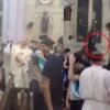 Sacerdote golpea accidentalmente a estudiante con hisopo durante misa de graduación