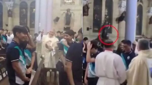 Sacerdote golpea accidentalmente a estudiante con hisopo durante misa de graduación