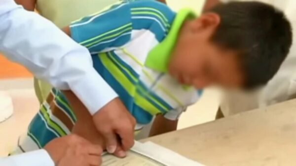 ¿Quién es el niño que fue solo a sacar su acta para poder estudiar en Veracruz?
