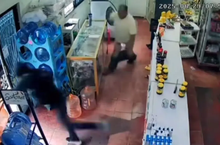 ¡En calzones pero con machete! Comerciante de Veracruz frustra asalto y se vuelve viral