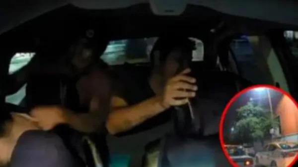 Conductor de Uber es brutalmente golpeado por al menos seis taxistas en pleno Centro de Monterrey (VIDEO)