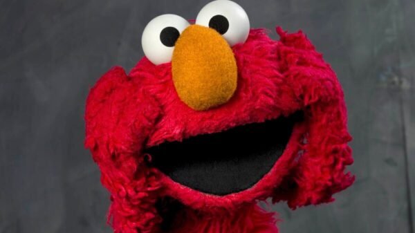 Investigan hackeo a cuenta de Elmo tras mensajes racistas