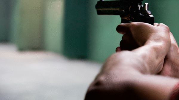 Sujeto es detenido tras asaltar una farmacia en Tláhuac con pistola falsa