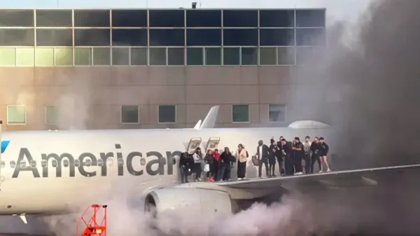 Se incendia avión de American Airlines en aeropuerto de Denver
