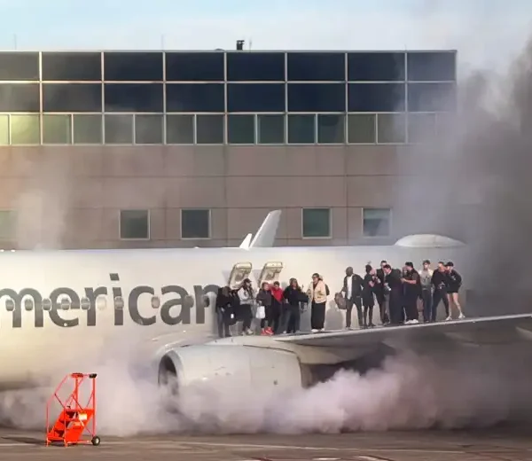 Se incendia avión de American Airlines en aeropuerto de Denver