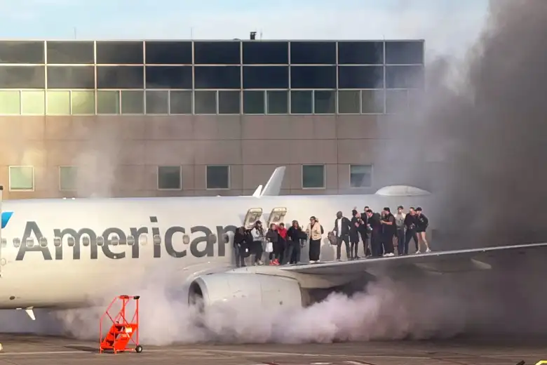 Se incendia avión de American Airlines en aeropuerto de Denver