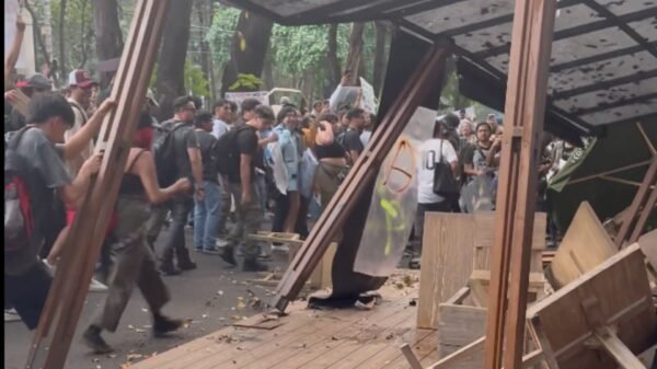 ‘Fuera gringos’: Así fue la marcha vs. la gentrificación en CDMX (VIDEO)