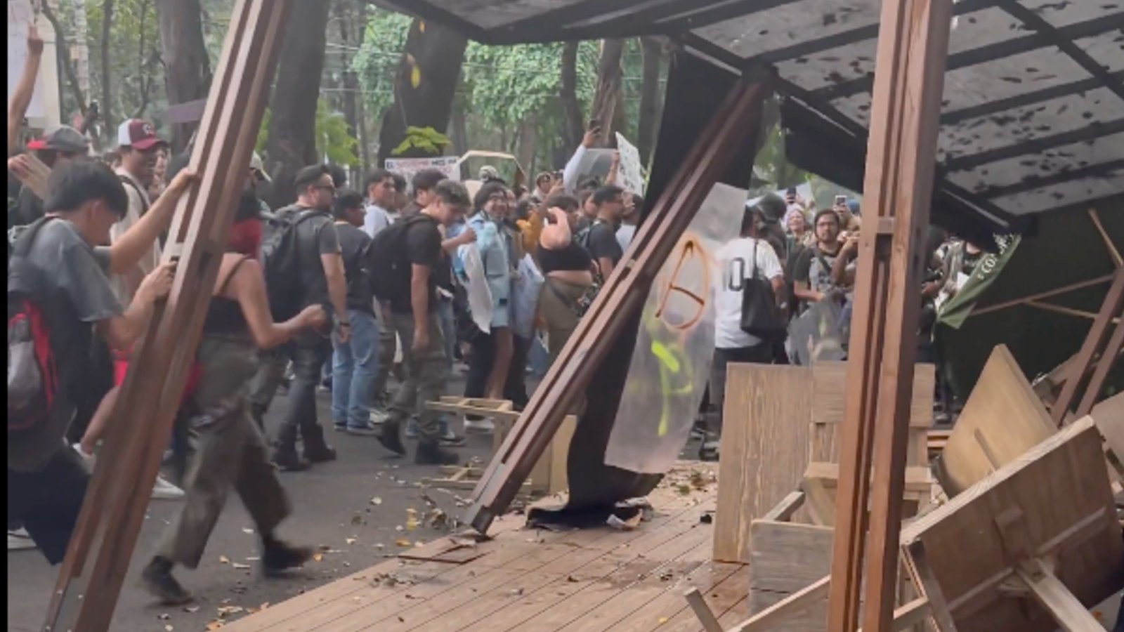 ‘Fuera gringos’: Así fue la marcha vs. la gentrificación en CDMX (VIDEO)