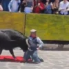 Video: Toro embiste a hombre en la Xiqueñada y le destroza el rostro