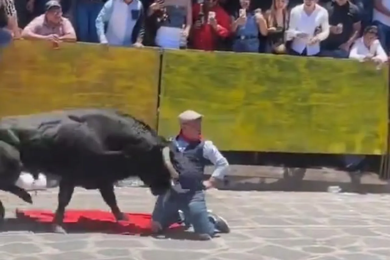 Video: Toro embiste a hombre en la Xiqueñada y le destroza el rostro