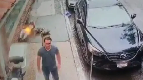 ¡Cobarde agresión! Hombre patea a abuelito que caminaba por la calle en Morelia