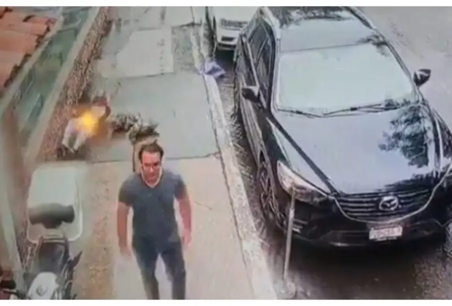 ¡Cobarde agresión! Hombre patea a abuelito que caminaba por la calle en Morelia