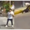 Motociclista y policía protagonizan pelea a golpes en la CDMX; todo quedó grabado