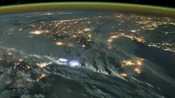 Así luce una tormenta eléctrica vista desde el espacio