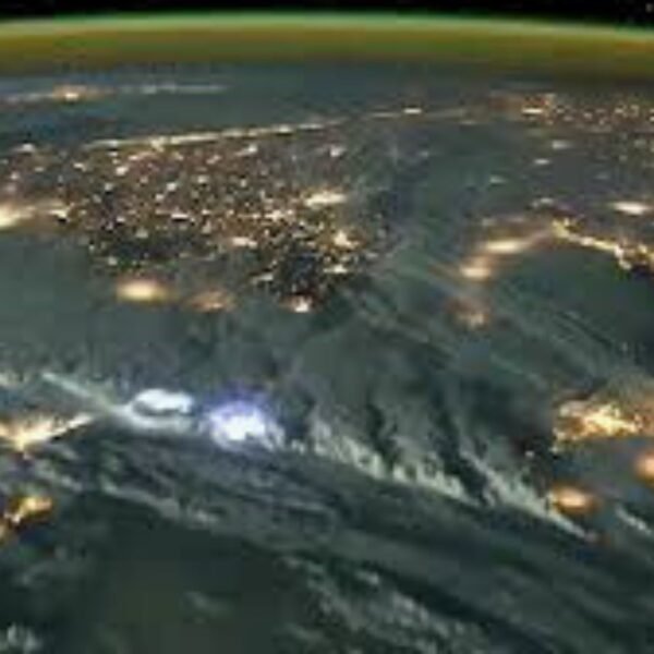 Así luce una tormenta eléctrica vista desde el espacio