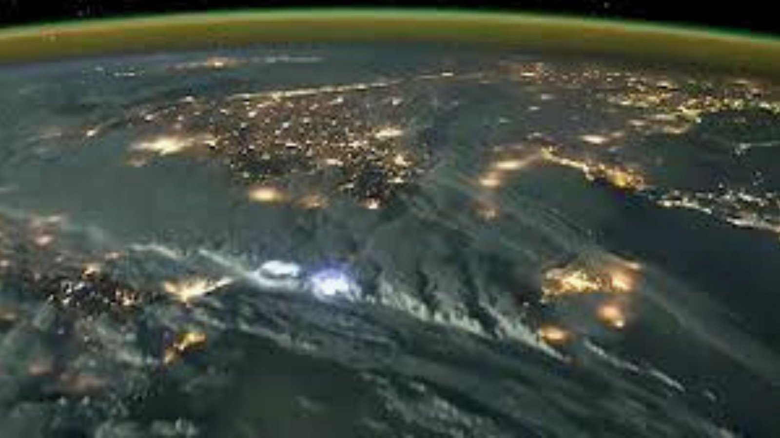 Así luce una tormenta eléctrica vista desde el espacio