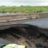 Video: enorme socavón se abre en carretera de Michoacán
