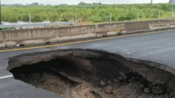 Video: enorme socavón se abre en carretera de Michoacán