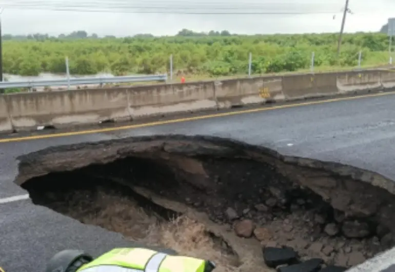 Video: enorme socavón se abre en carretera de Michoacán