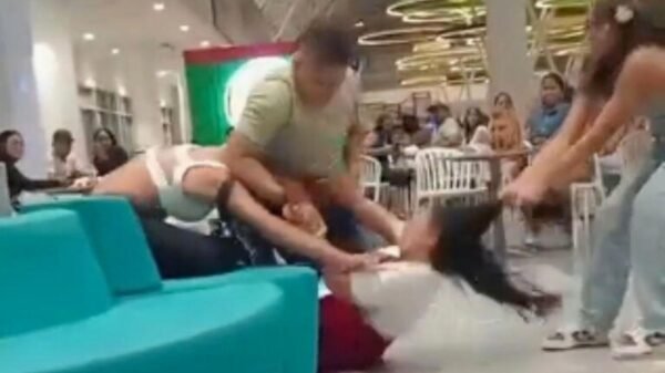 Mujer enfrenta a golpes a la amante de su esposo en pleno centro comercial