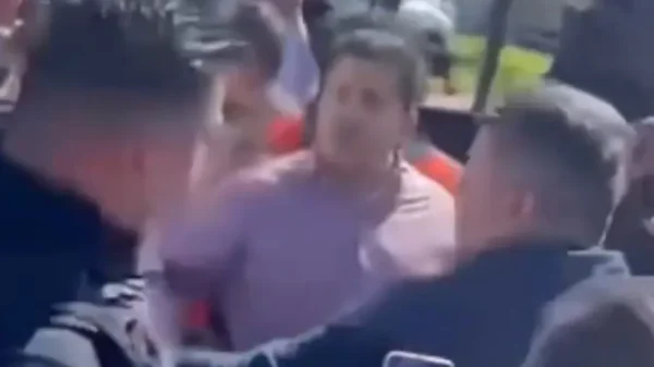 Alcalde de Uruapan es captado en video cacheteando y pateando a policías (VIDEO)