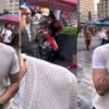 Vendedora de frituras hace del baño en plena calle frente a todos en CDMX