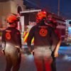 La madrugada de este domingo 24 de agosto, un incendio en un centro de rehabilitación para menores en Monterrey, Nuevo León, dejó como saldo la muerte de tres mujeres —dos de ellas menores de edad— y al menos cinco personas intoxicadas. El fuego inició alrededor de las 05:28 horas en un inmueble ubicado en la calle José María Mier, colonia Burócratas del Estado, de acuerdo con el reporte de las autoridades locales. 🔹 Víctimas del siniestro Hasta el momento, las fallecidas no han sido identificadas oficialmente, aunque se confirmó que entre ellas se encontraban dos adolescentes de entre 13 y 15 años, además de una mujer adulta. En cuanto a los intoxicados, las autoridades señalaron los siguientes nombres y edades: Joselyn Ariel Tamez Barbosa, 18 años Ariana Badillo, 34 años Dos adolescentes de 13 años Una adolescente de 15 años 🔹 Dificultades en la evacuación TAMBIÉN TE PUEDE INTERESAR: Julio César Chávez Jr. abandona cárcel en Sonora para seguir proceso en libertad Trascendió que los internos del centro no lograron salir por las rejas en las ventanas, colocadas para evitar fugas de quienes se encontraban en proceso de rehabilitación. Este factor habría complicado las labores de escape y rescate durante el incendio. Elementos de Protección Civil y cuerpos de emergencia arribaron al lugar para sofocar el fuego y trasladar a las personas afectadas por la intoxicación. Las autoridades aún investigan las causas del incendio y trabajan en la identificación plena de las víctimas mortales.