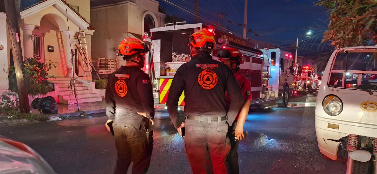 La madrugada de este domingo 24 de agosto, un incendio en un centro de rehabilitación para menores en Monterrey, Nuevo León, dejó como saldo la muerte de tres mujeres —dos de ellas menores de edad— y al menos cinco personas intoxicadas. El fuego inició alrededor de las 05:28 horas en un inmueble ubicado en la calle José María Mier, colonia Burócratas del Estado, de acuerdo con el reporte de las autoridades locales. 🔹 Víctimas del siniestro Hasta el momento, las fallecidas no han sido identificadas oficialmente, aunque se confirmó que entre ellas se encontraban dos adolescentes de entre 13 y 15 años, además de una mujer adulta. En cuanto a los intoxicados, las autoridades señalaron los siguientes nombres y edades: Joselyn Ariel Tamez Barbosa, 18 años Ariana Badillo, 34 años Dos adolescentes de 13 años Una adolescente de 15 años 🔹 Dificultades en la evacuación TAMBIÉN TE PUEDE INTERESAR: Julio César Chávez Jr. abandona cárcel en Sonora para seguir proceso en libertad Trascendió que los internos del centro no lograron salir por las rejas en las ventanas, colocadas para evitar fugas de quienes se encontraban en proceso de rehabilitación. Este factor habría complicado las labores de escape y rescate durante el incendio. Elementos de Protección Civil y cuerpos de emergencia arribaron al lugar para sofocar el fuego y trasladar a las personas afectadas por la intoxicación. Las autoridades aún investigan las causas del incendio y trabajan en la identificación plena de las víctimas mortales.