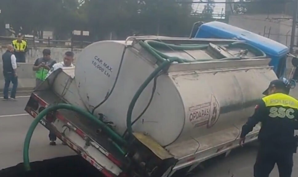 Pipa de agua cae en enorme socavón en calles de la CDMX - México Ya