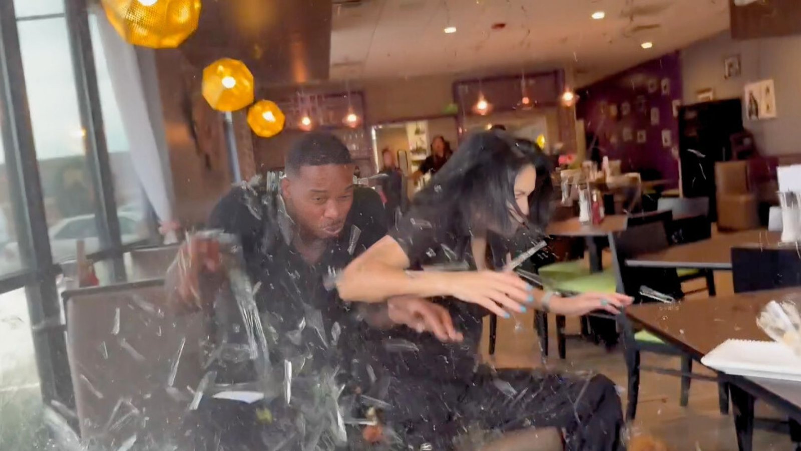 Influencers sobreviven a accidente en restaurante durante transmisión en vivo