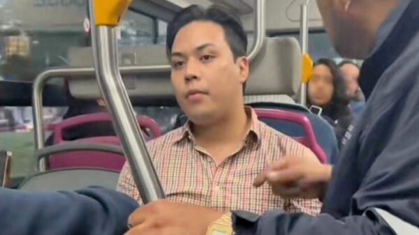 Lord Metrobús: Hombre causa revuelo en transporte público por reservar asiento para su mochila