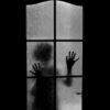 Video muestra figuras misteriosas en kínder por la noche