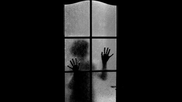 Video muestra figuras misteriosas en kínder por la noche