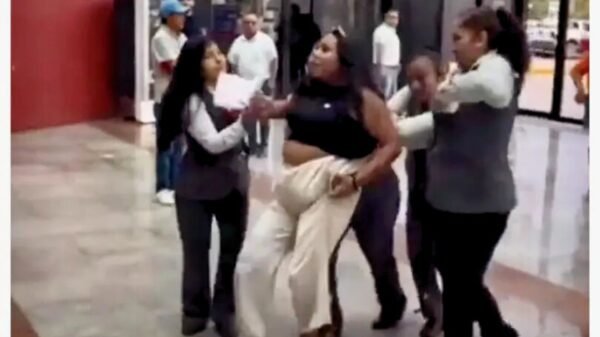 Lady Perfumes: la mujer que intentó llevarse 17 fragancias sin pagar en Cancún