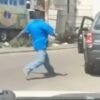 VIDEO: Hombre patea camioneta en la calle y ¿se rompe el tobillo?