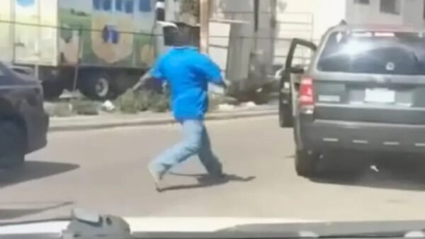 VIDEO: Hombre patea camioneta en la calle y ¿se rompe el tobillo?