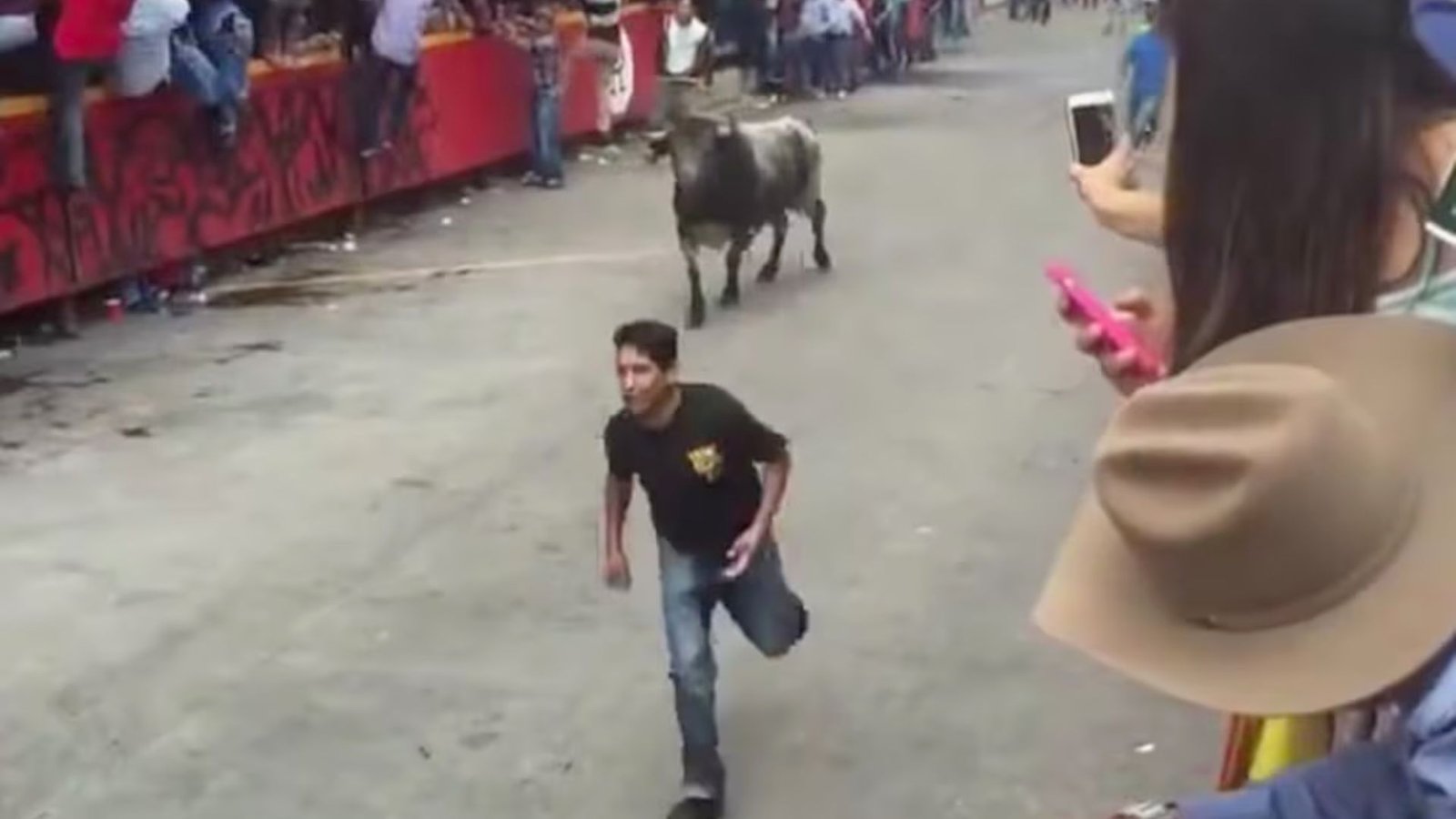 Hombre es embestido y levantado por un toro en la Huamantlada de Tlaxcala