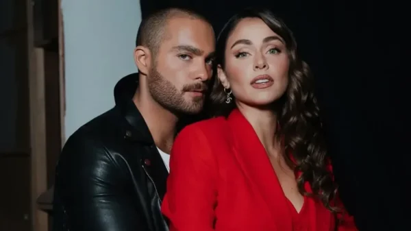 Claudia Martin y Carlos Said anuncian que serán papás y lo hacen al desnudo