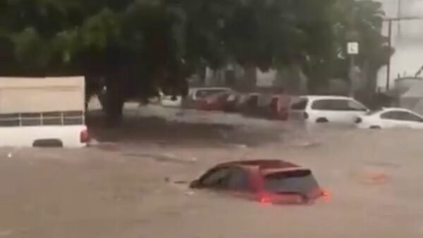 Fuerte tormenta azota Guadalajara y provoca caos