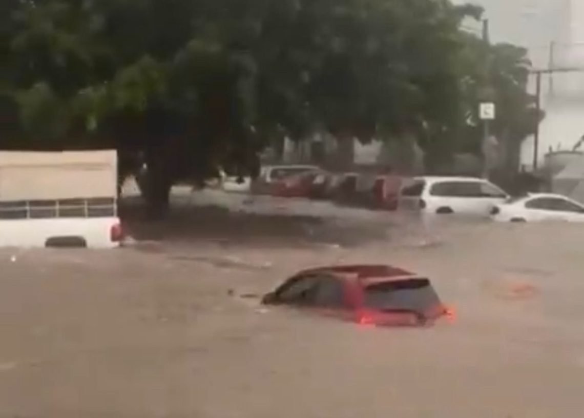 Fuerte tormenta azota Guadalajara y provoca caos