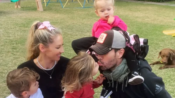 Enrique Iglesias y Anna Kournikova esperan a su cuarto hijo