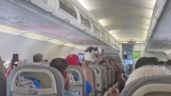Graban a pasajero muy “Perrón” en vuelo a Puerto Vallarta (VIDEO)