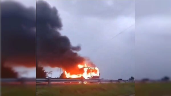 Tensión en Michoacán: bloqueos y vehículos incendiados en Zinapécuaro tras detención de tres personas